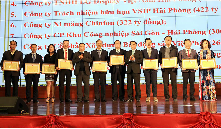 Lãnh đạo thành phố Hải Phòng trao bằng khen tặng 10 doanh nghiệp có số nộp ngân sách trên 200 tỷ đồng. Ảnh: haiphong.gov.vn