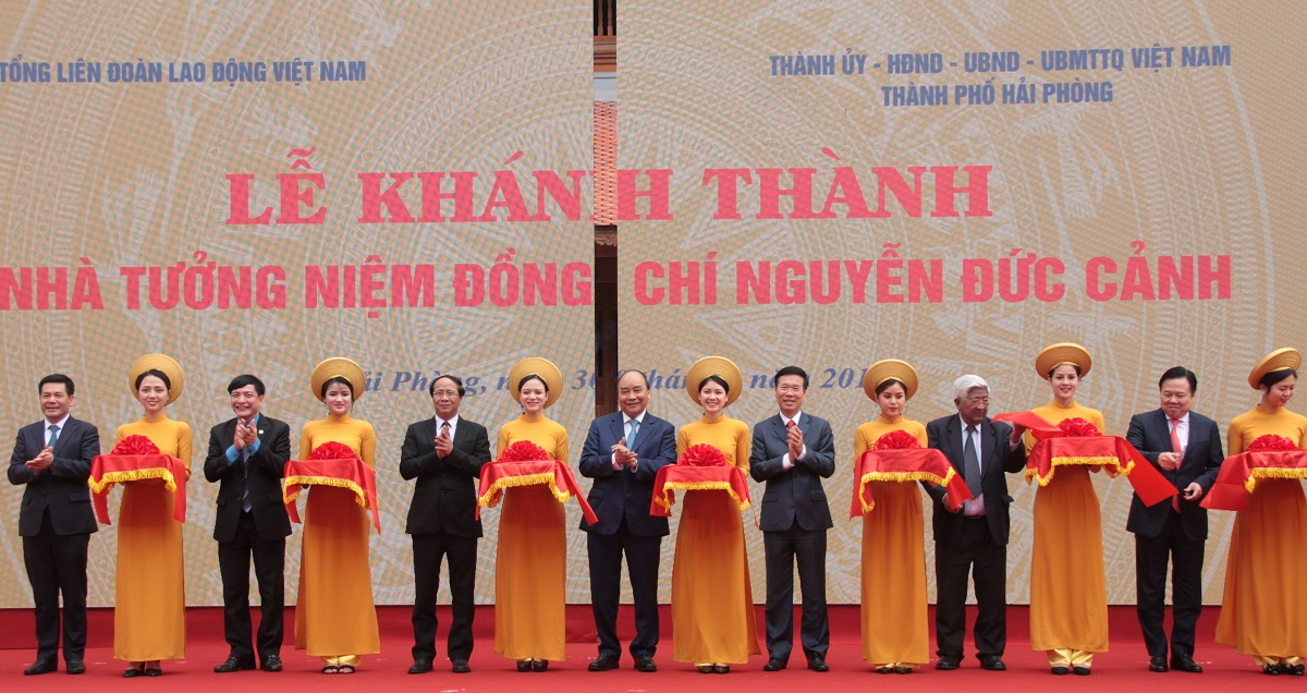 Thủ tướng cùng các đại biểu cắt băng khánh thành Nhà tưởng niệm đồng chí Nguyễn Đức Cảnh.