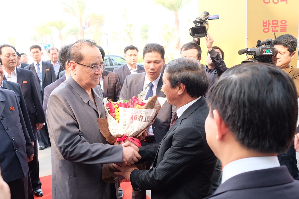 Ông Lê Văn Thành, Bí thư Thành ủy Hải Phòng tặng hoa phái đoàn Triều Tiên.