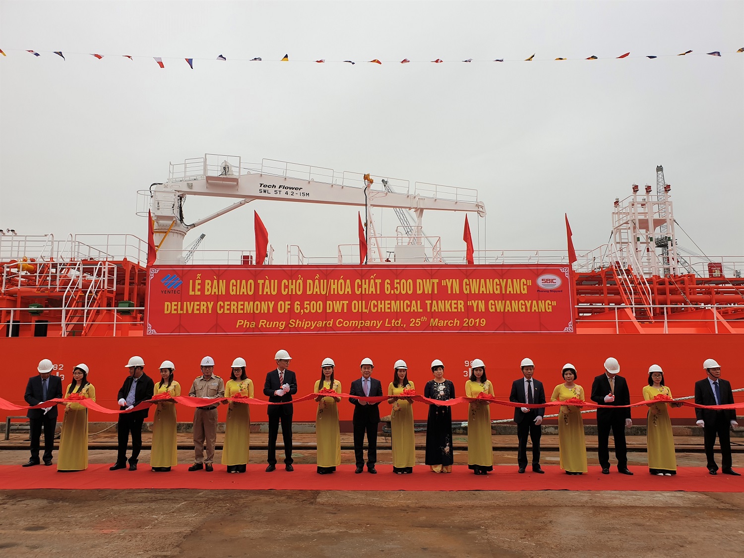 Cắt băng khánh thành giao tàu chở dầu, hóa chất trọng tải 6.500 tấn, ký hiệu vỏ BS-03 mang tên YN GWANGYANG xuất khẩu sang Hàn Quốc