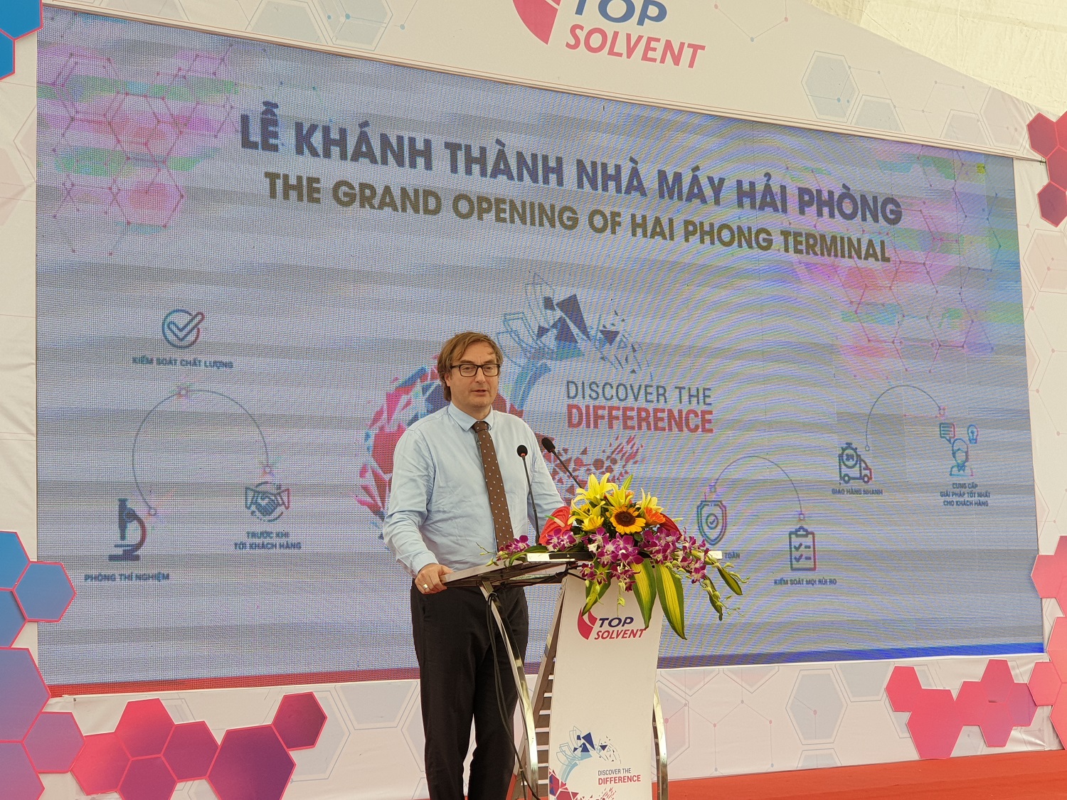 Ông Bruno Jaspaert, Tổng giám đốc Công ty CP Khu công nghiệp Đình Vũ phát biểu tại buổi lễ