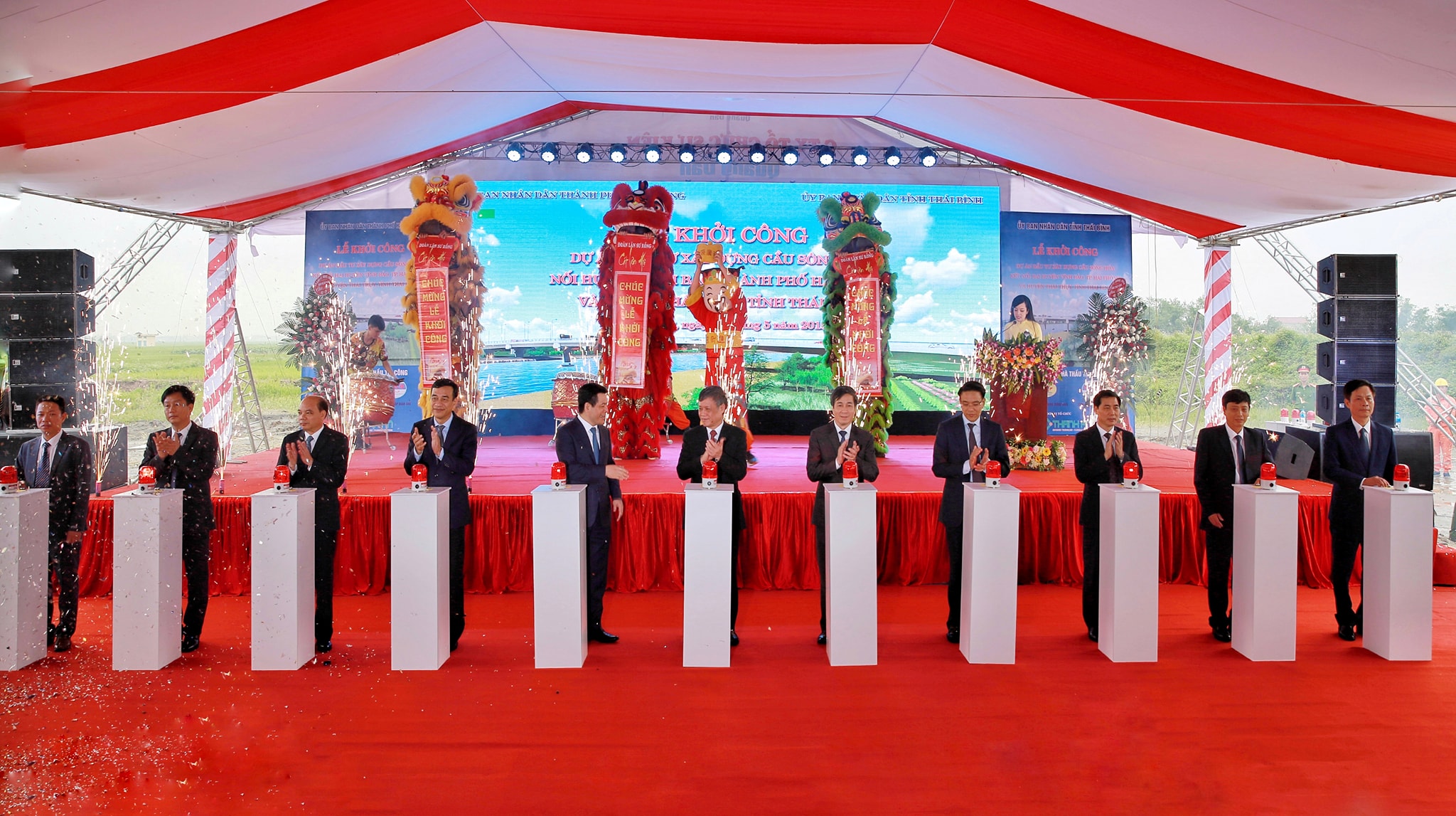 Các đại biểu nhấn nút khởi công cầu sông Hóa kết nối Hải Phòng - Thái Bình