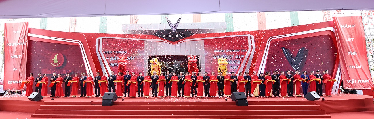 Thủ tướng Chính phủ Nguyễn Xuân Phúc cùng các đại biểu lãnh đạo cắt băng khánh thành nhà máy sản xuất ô tô Vinfast