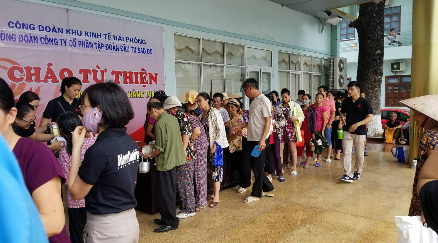 Chương trình phát cháo từ thiện tại Bệnh viện Việt Tiệp.