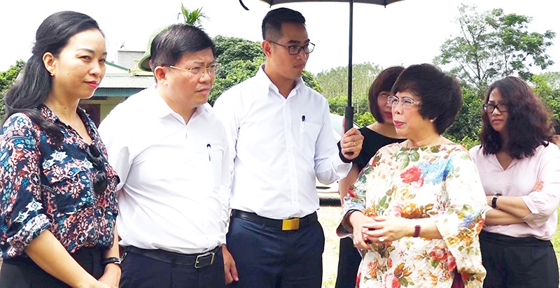 Bà Thái Hương, nhà sáng lập Tập đoàn TH trực tiếp khảo sát địa điểm đầu tư tại huyện Đầm Hà, Quảng Ninh hồi đầu tháng 6 năm nay. Ảnh - Trung tâm TT-VH Đầm Hà.