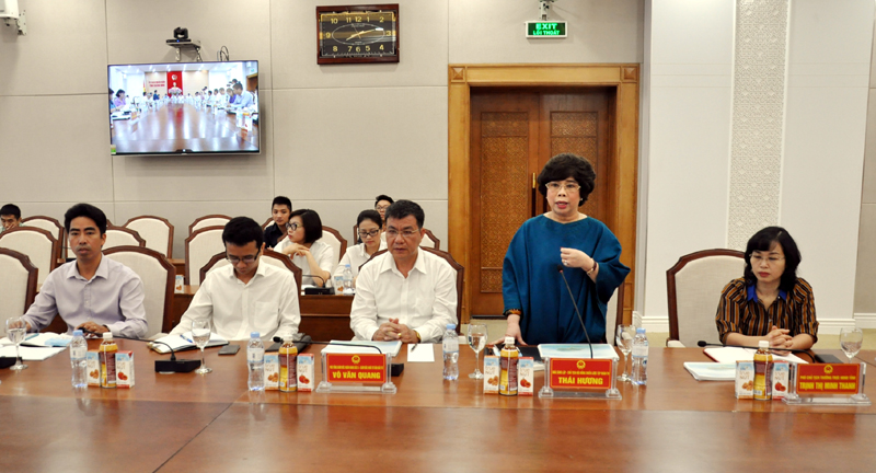 Bà Thái Hương, nhà sáng lập Tập đoàn TH trình bày ý tưởng của doanh nghiệp tại cuộc họp. Ảnh Quang Minh.