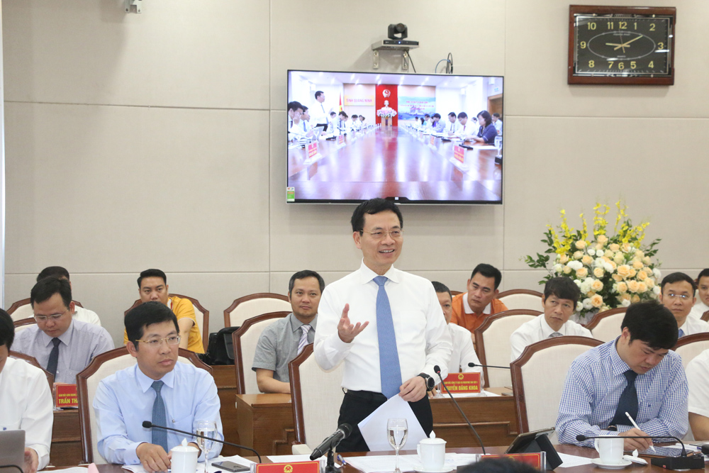 Bộ trưởng Bộ TT&TT Nguyễn Mạnh Hùng phát biểu tại buổi làm việc. Ảnh: Cổng thông tin điện tử tỉnh Quảng Ninh