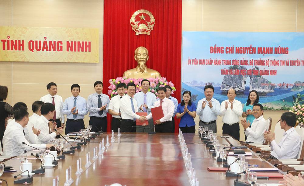 UBND tỉnh Quảng Ninh và Bộ TT&TT ký kết thỏa thuận hợp tác. Ảnh - Cổng thông tin điện tử tỉnh Quảng Ninh