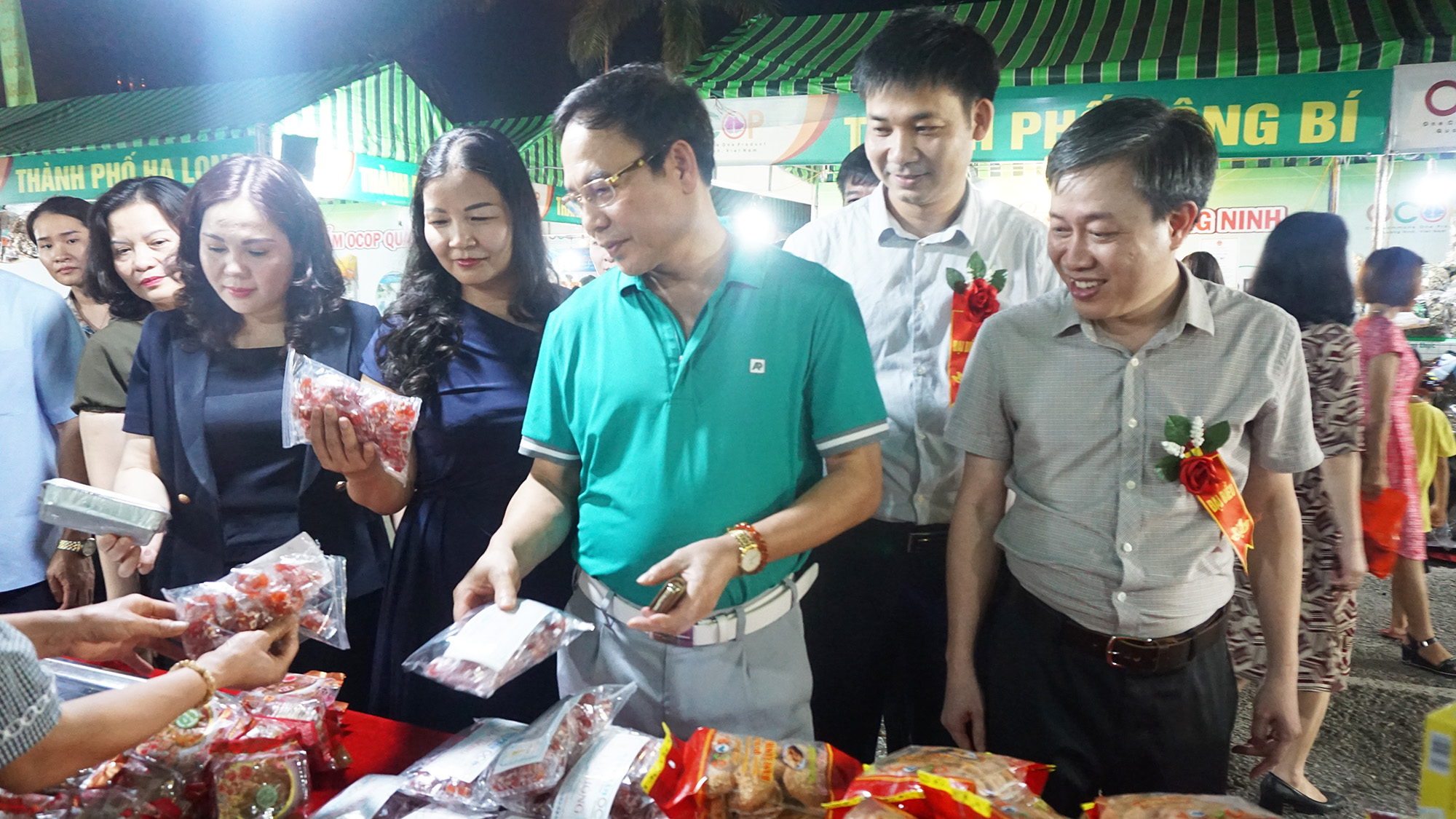 Các đại biểu tham quan các gian hàng OCOP tham gia tại Tuần xúc tiến tiêu thụ sản phẩm OCOP Quảng Ninh năm 2019. Ảnh - Cổng thông tin điện tử tỉnh Quảng Ninh