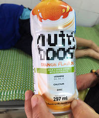 Chai sữa mà các cháu uống chung dẫn tới bị nôn, ngất xỉu phải nhập viện cấp cứu - Ảnh: CTV