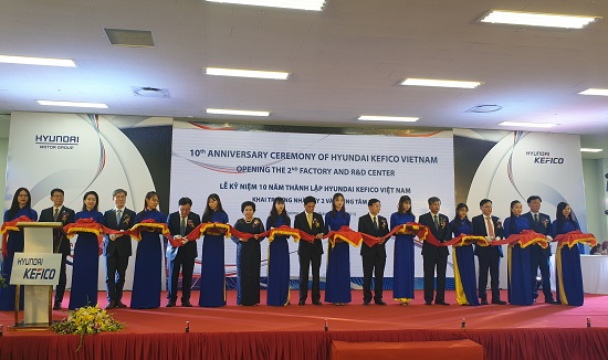 Các đại biểu cắt băng khánh thành nhà máy số 2 và Trung tâm Nghiên cứu, phát triển của Công ty TNHH Hyundai Kefico Việt Nam