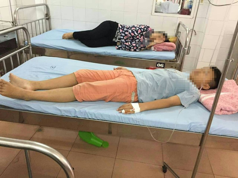 Một trong 4 cháu học sinh phải nhập viện sau khi uống chung chai sữa có chứa chất lạ gây ngộ độc. Hiện các cháu đã ra viện và đi học bình thường. Ảnh: CTV