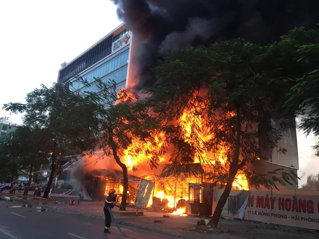 Cháy lớn tại Trung tâm điện máy Hoàng Gia trên đường Lê Hồng Phong.