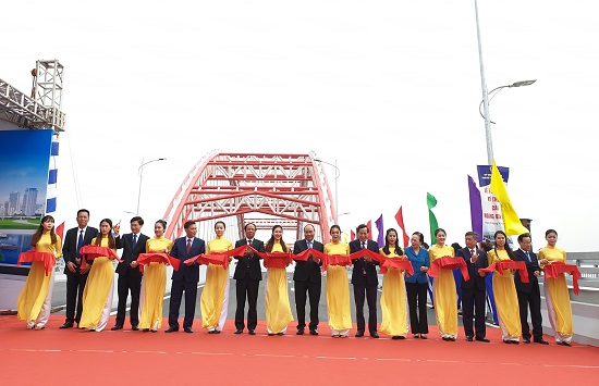 Thủ tướng Chính phủ Nguyễn Xuân Phúc cùng các đại biểu thành phố Hải Phòng cắt băng lễ cắt băng thông xe kỹ thuật cầu Hoàng Văn Thụ. Ảnh: Thanh Sơn