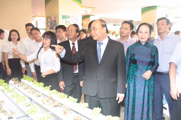 Thủ tướng Chính phủ Nguyễn Xuân Phúc tham quan gian hàng giới thiệu sản phẩm nông nghiệp Hải Phòng tại Hội nghị