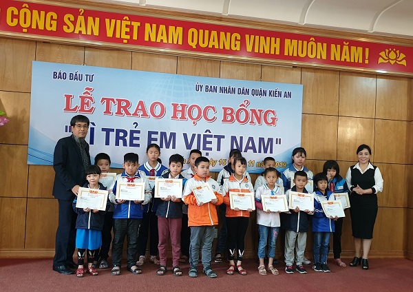 Ông Phạm Thanh Tân, Trưởng đại diện Báo Đầu tư tại Hải Phòng trao các suất học bổng cho các em học sinh