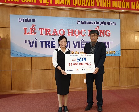 Ông Phạm Thanh Tân, Trưởng đại diện Báo Đầu tư tại Hải Phòng trao biển tượng trưng cho đại diện quận Kiến An