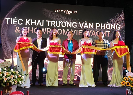 Cắt băng khai trương văn phòng và showroom Du thuyền đầu tiên tại Việt Nam