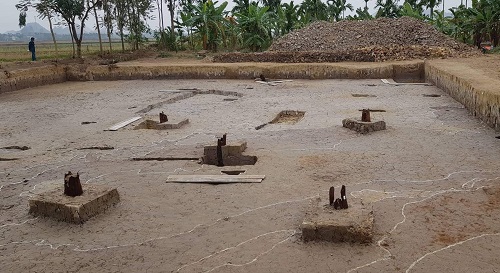 Kết quả khai quật mở 3 hố với tổng diện tích 950m2 tại khu vực nghĩa địa Mả Dài, cánh đồng Cao Quỳ, các nhà khảo cổ đã phát hiện được 27 cọc.