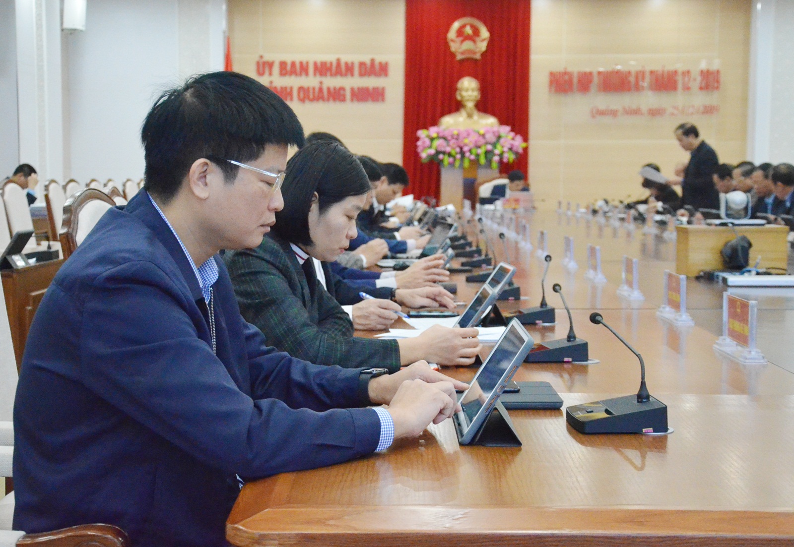 Các đại biểu sử dụng Ipad để nghiên cứu tài liệu tại phiên họp. Ảnh: Thanh Tùng