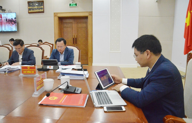 Ông Nguyễn Văn Thắng, Chủ tịch UBND tỉnh Quảng Ninh, sử dụng iPad điều hành phiên họp. Ảnh: Thanh Tùng