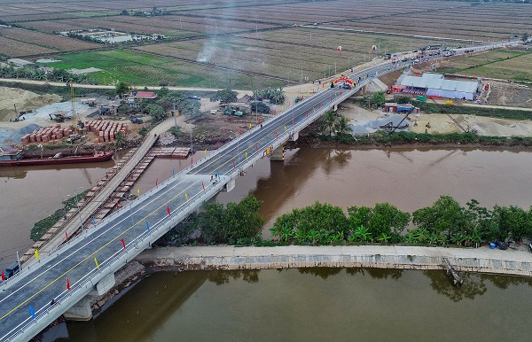 Cầu sông Hóa nối huyện Vĩnh Bảo, TP. Hải Phòng với huyện Thái Thụy, tỉnh Thái Bình. Ảnh: Hồng Phong