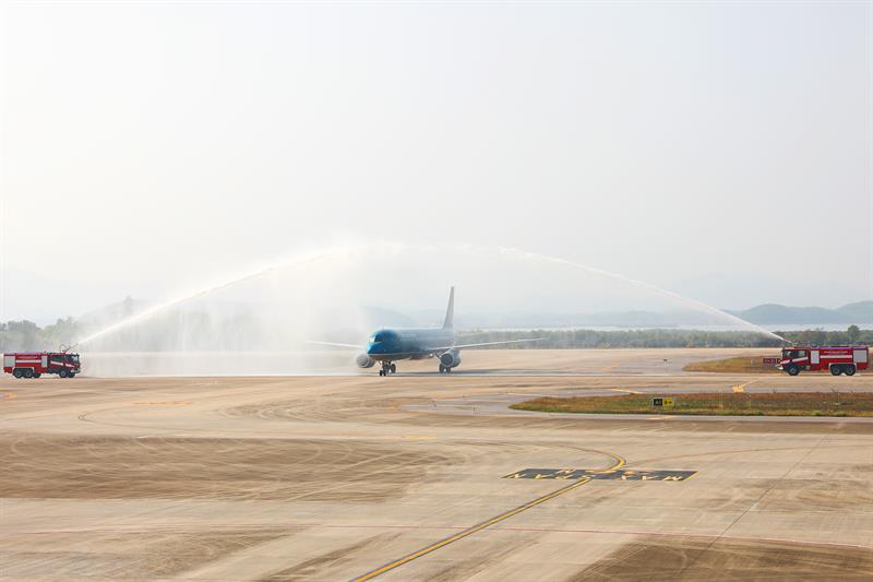 Vòi rồng chào đón chuyến bay đầu tiên từ Nhật Bản đến Cảng hàng không quốc tế Vân Đồn. Ảnh - Đỗ Phương