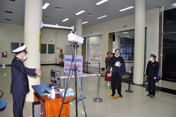 Người nhập cảnh từ Trung Quốc vào Việt Nam đều phải qua kiểm tra bằng máy đo thân nhiệt tự động tại Cửa khẩu quốc tế Móng Cái. Ảnh: Cổng thông tin điện tử Móng Cái
