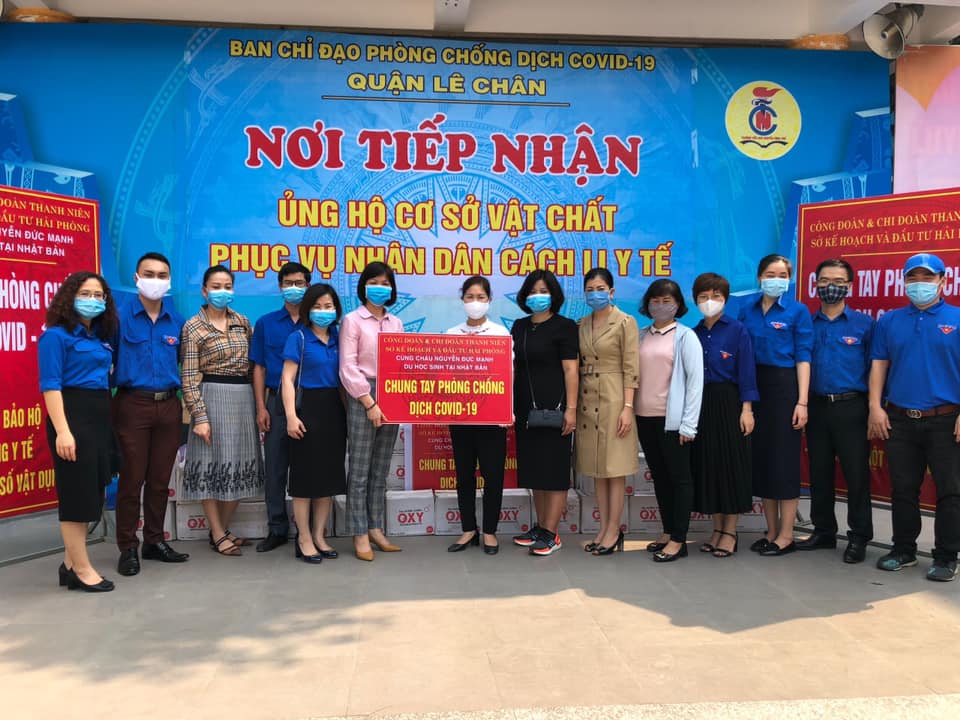 Bà Trần Thị Hải Yến, Phó Giám đốc Sở Kế hoạch và Đầu tư Hải Phòng (thứ 6 từ trái sang) tiếp nhận hỗ trợ từ các cá nhân, tập thể