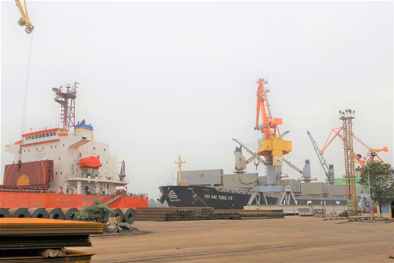 Tàu XIN HAI TONG 15 dài 189,9 m, quốc tịch Trung Quốc. Ảnh: CTCP Cảng Hải Phòng