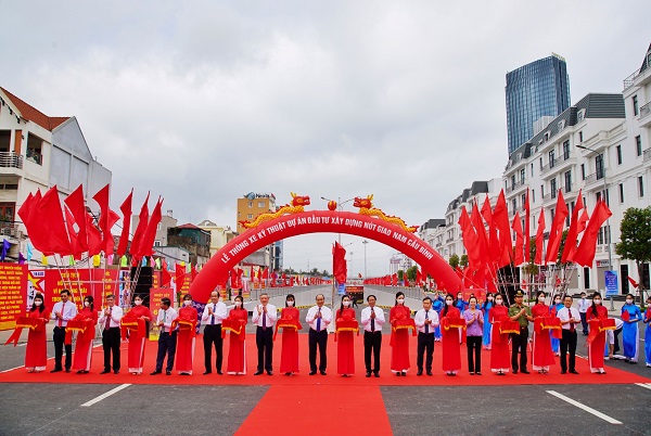 Thủ tướng Chính phủ Nguyễn Xuân Phúc cùng lãnh đạo thành phố Hải Phòng cắt băng thông xe Dự án đầu tư xây dựng nút giao Nam cầu Bính