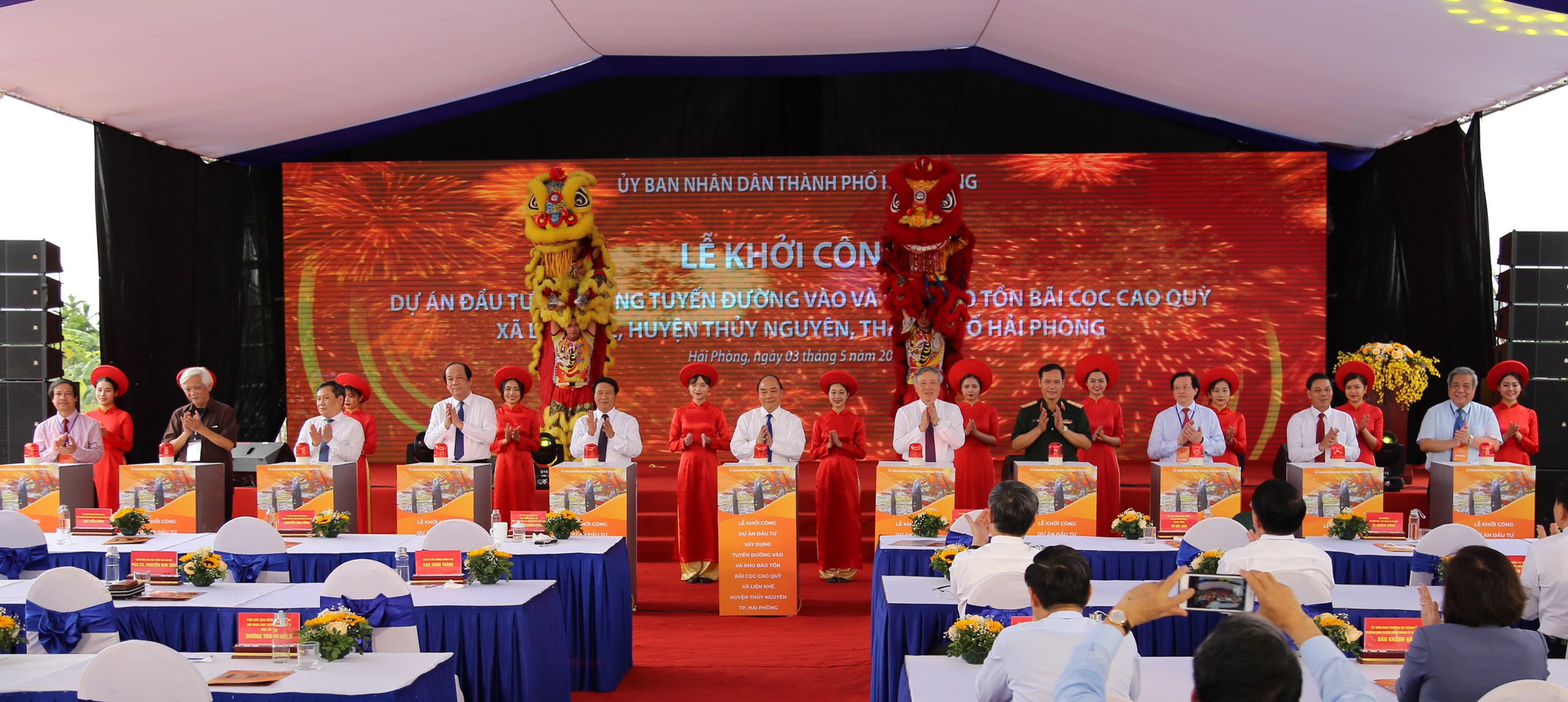 Thủ tướng Nguyễn Xuân Phúc và các đại biểu nhấn nút khởi công Dự án