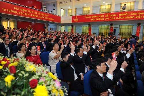Các đại biểu biểu quyết thông qua Nghị quyết Đại hội đại biểu Đảng bộ TP Hải Dương lần thứ XXIII