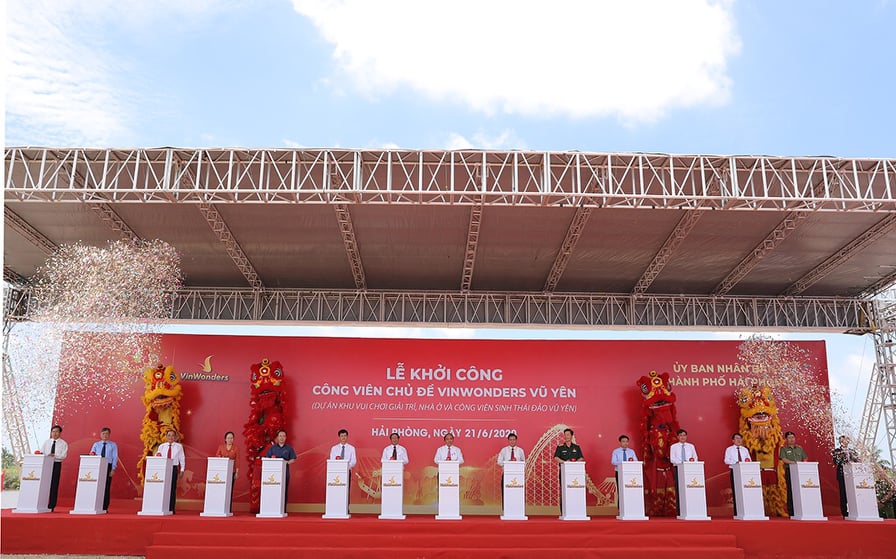 Thủ tướng Chính phủ Nguyễn Xuân Phúc cùng các đại biểu bấm nút khởi công Công viên chủ đề VinWonders Vũ Yên