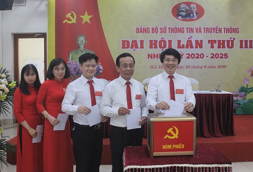 Các đại biểu tham gia bỏ phiếu bầu Ban chấp hành Đảng bộ Sở TT&TT Hải Dương nhiệm kỳ 2020 - 2025