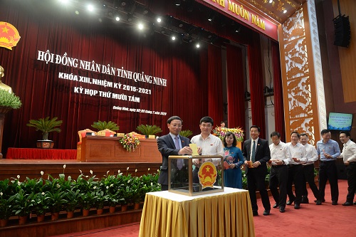 Các đại biểu bỏ phiếu bầu chức danh Phó Chủ tịch UBND tỉnh Quảng Ninh tại kỳ họp HĐND thứ 18