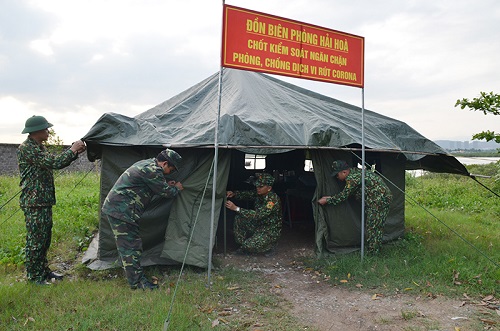 Cán bộ, chiến sỹ Đồn biên phòng Hải Hòa, TP Móng Cái gia cố lều bạt tại chốt kiểm soát. Ảnh: Báo Quảng Ninh