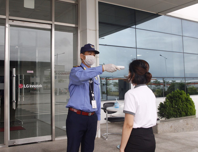 Người lao động Công ty TNHH LG Innotek Việt Nam Hải Phòng được đo thân nhiệt, sát khuẩn tay trước khi vào công ty