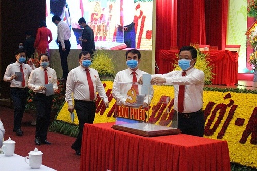 Các đại biểu bỏ phiếu bầu Đoàn đại biểu dự Đại hội XVI Đảng bộ thành phố. Ảnh: thanhphohaiphong.gov.vn