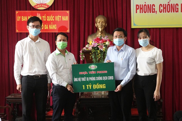 Đại diện Nhựa Tiền Phong trao tặng quà tại Uỷ ban MTTQ Việt Nam thành phố Đà Nẵng