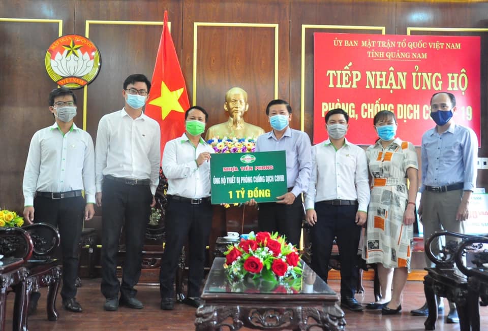Đại diện Nhựa Tiền Phong trao tặng quà tại Uỷ ban MTTQ Việt Nam tỉnh Quảng Nam