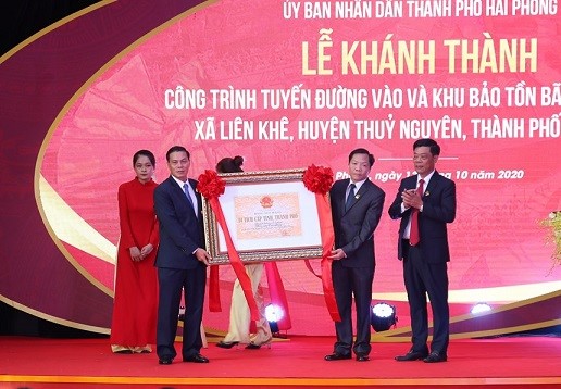 Tại buổi lễ, ông Nguyễn Văn Tùng, Chủ tịch UBND thành phố trao Bằng xếp hạng Di tích thành phố đối với Di tích khảo cổ - lịch sử Bãi cọc Cao Quỳ.