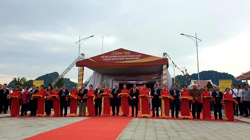 Thủ tướng Chính phủ Nguyễn Xuân Phúc cùng lãnh đạo thành phố Hải Phòng cắt băng khánh thành Dự án