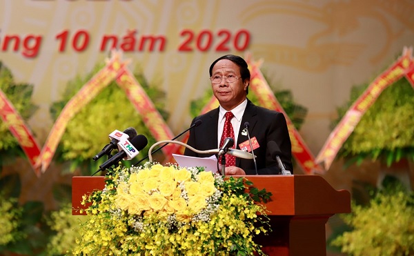 Ông Lê Văn Thành, Ủy viên Trung ương Đảng, Bí thư Thành ủy, Chủ tịch HĐND thành phố trình bày Báo cáo Chính trị.