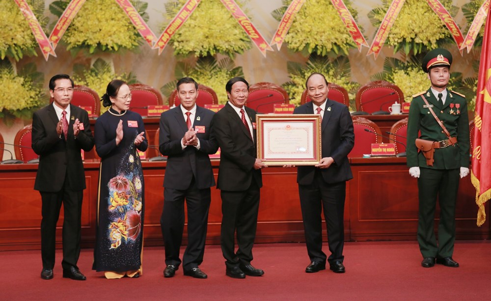 Đại diện lãnh đạo Đảng, MTTQ, Chính quyền và nhân đan HP đón nhận huân chương Hồ Chí Minh.