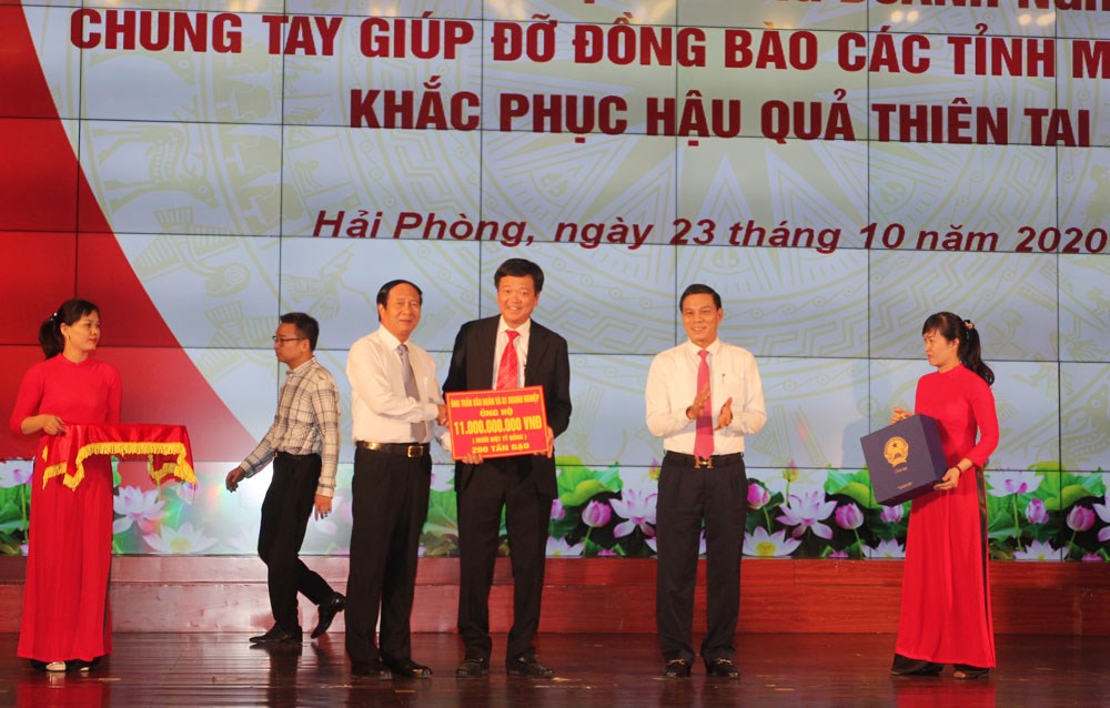 Ông Lê Văn Thành, Bí thư Thành ủy Hải Phòng tiếp nhận ủng hộ 11 tỷ đồng và 200 tấn gạo từ ông Trần Văn Hoàn và doanh nghiệp