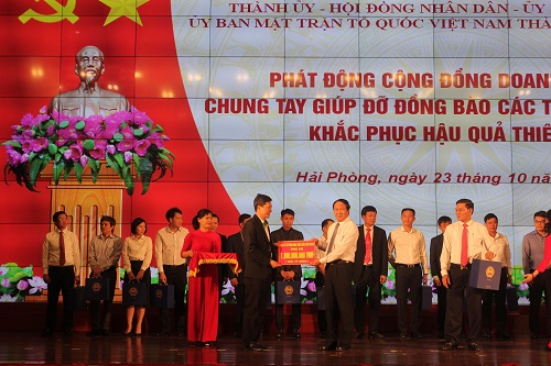 Ông Lê Văn Thành, Bí thư Thành ủy Hải Phòng tiếp nhận ủng hộ từ CTCP Nhựa Thiếu niên Tiền Phong