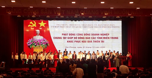 Ông Lê Văn Thành, Bí thư Thành ủy Hải Phòng và ông Nguyễn Văn Tùng, Chủ tịch UBND thành phố tiếp nhận ủng hộ của các doanh nghiệp