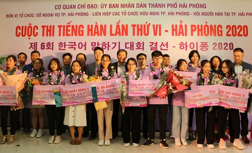 Ban tổ chức trao giải cho các thí sinh tham dự chung kết cuộc thi tiếng Hàn lần thứ 6. Ảnh: Minh Thu