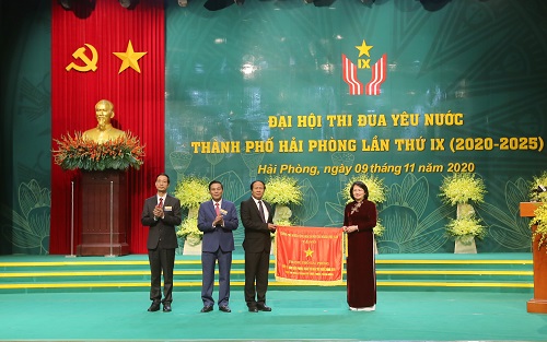 Phó chủ tịch nước Đặng Thị Ngọc Thịnh trao Cờ thi đua xuất sắc dẫn đầu của Chính phủ tặng thành phố Hải Phòng.